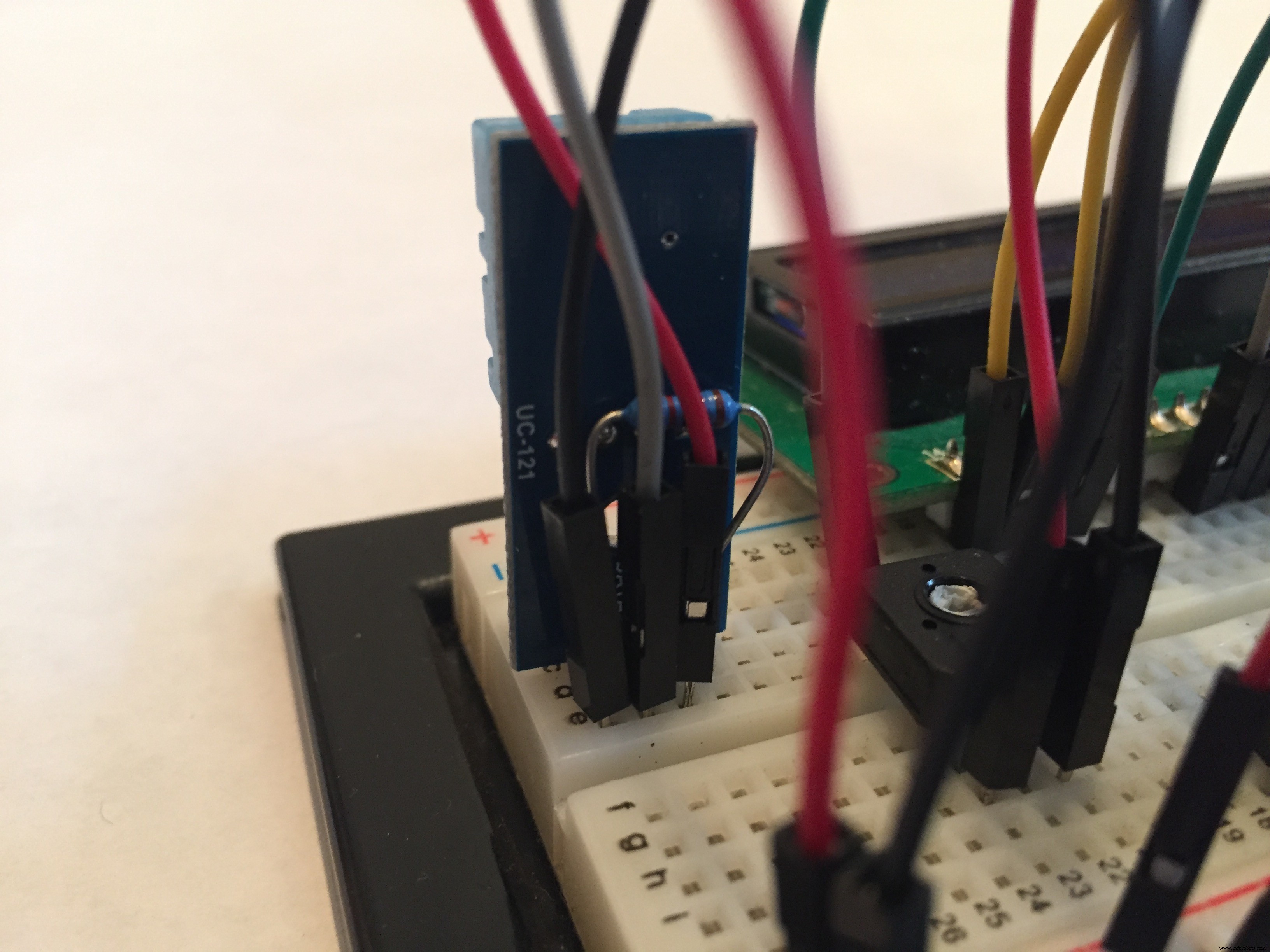 Portable Arduino-Based Temperature & Humidity Monitor with 16x2 LCD Display