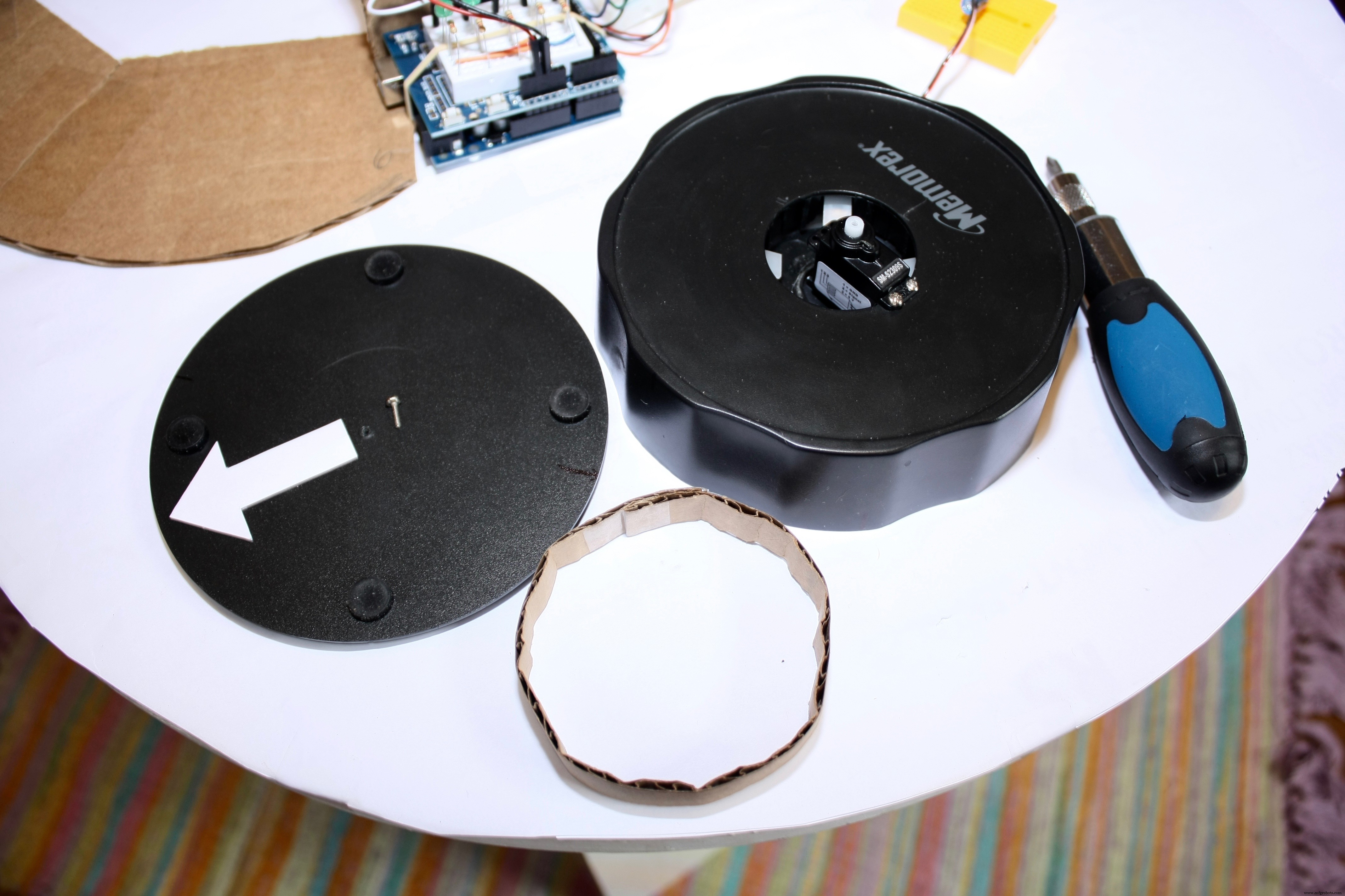 Automated Motion‑Tracking Camera Base with Arduino and Servo Control