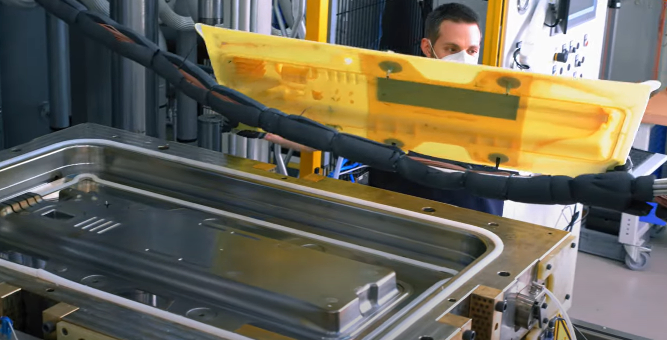 CosiMo Demonstrates Advanced Smart Thermoplastic RTM for Battery Box Cover Simulation