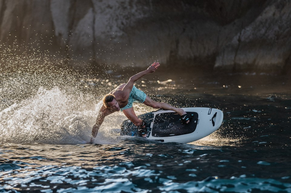 Cobra International Accelerates Production of Radinn’s High‑Speed Electric Surfboards