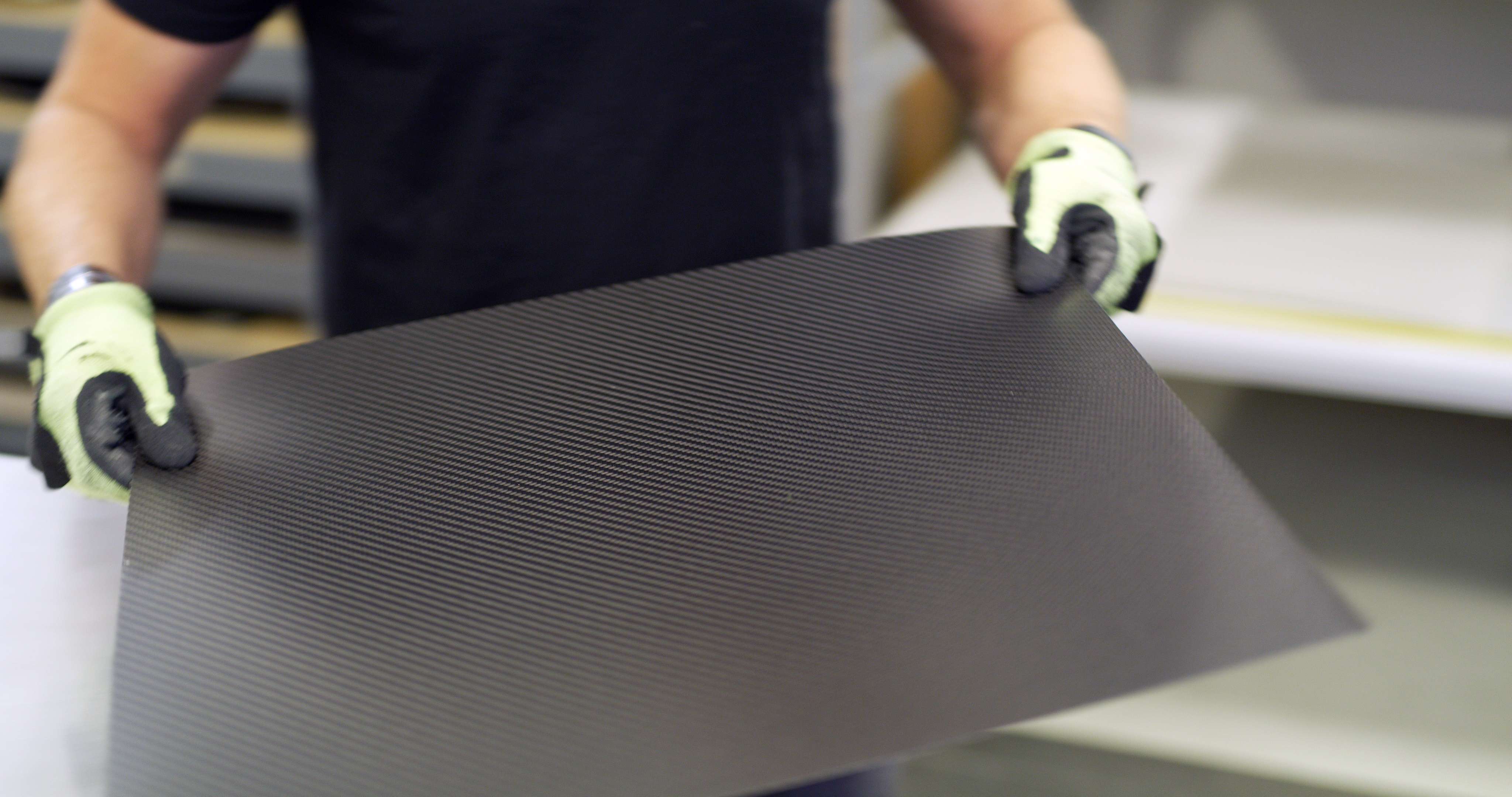 Flexible Carbon Fiber Plates: Boosting Performance & Reducing Weight in Athletic Footwear