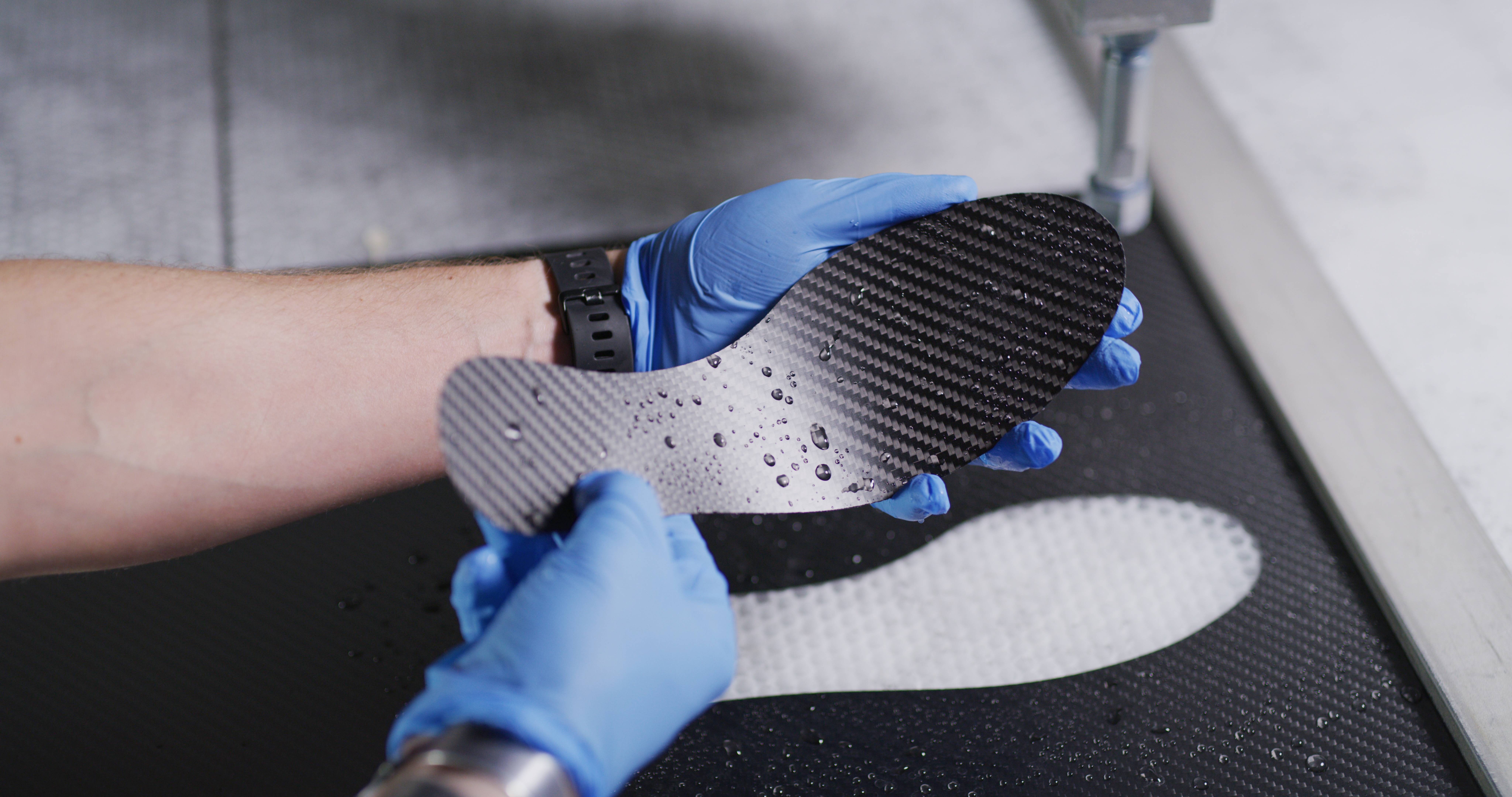 Flexible Carbon Fiber Plates: Boosting Performance & Reducing Weight in Athletic Footwear