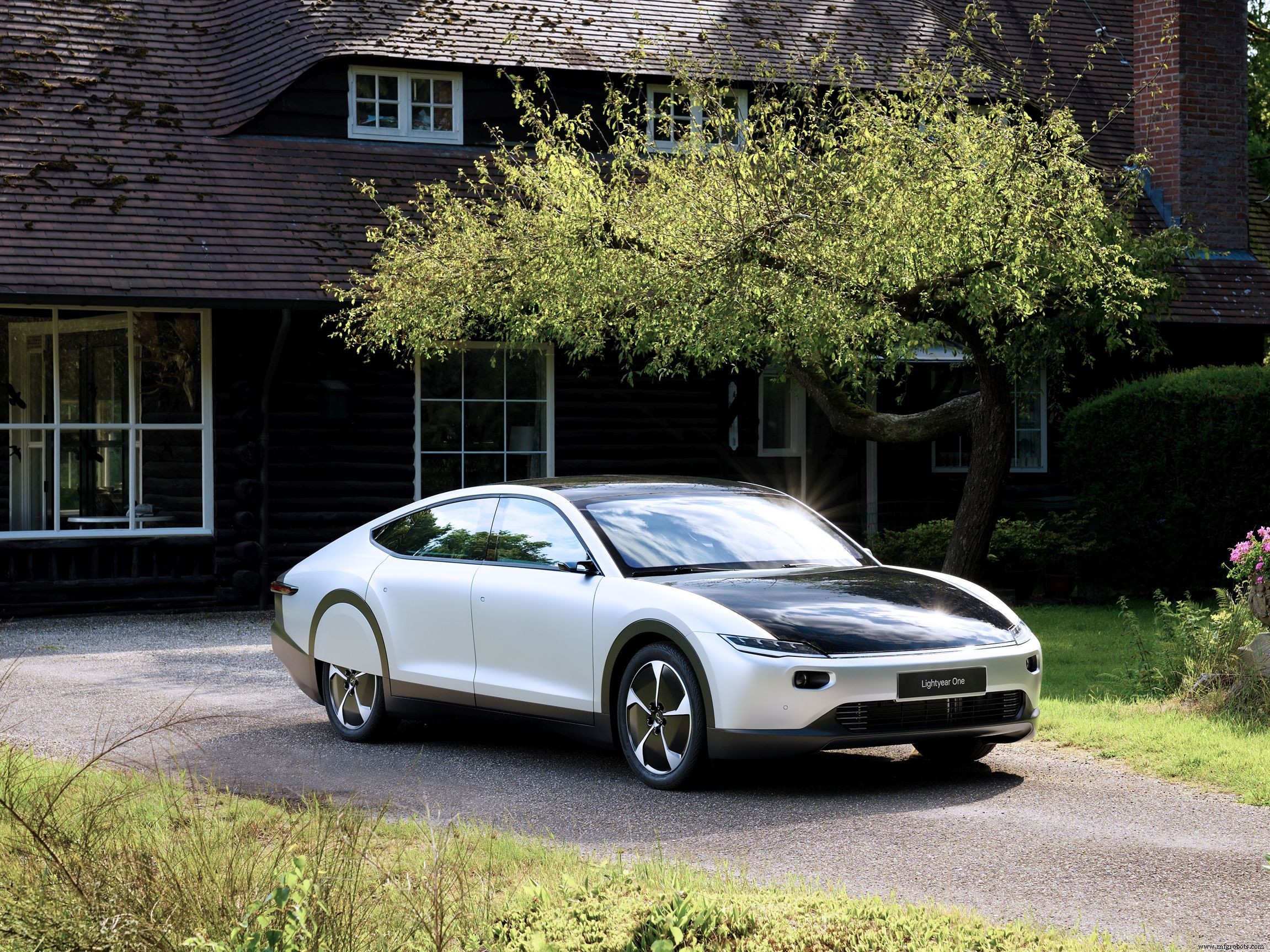 Lightyear One Solar Car Prototype Achieves 725‑km Range with Carbon Fiber Design