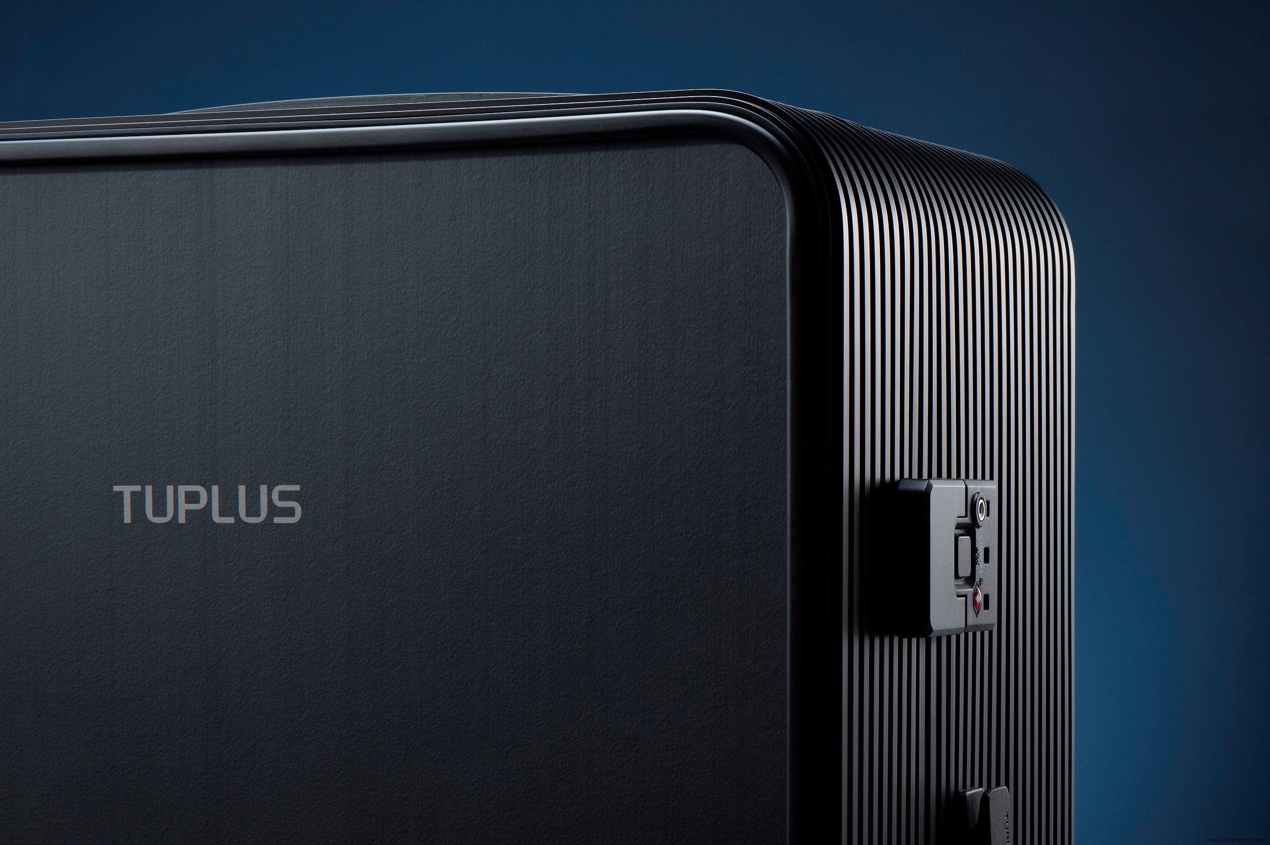 Tuplus Unveils Lightweight, Durable 25‑inch Carbon Fiber-Polycarbonate Suitcase