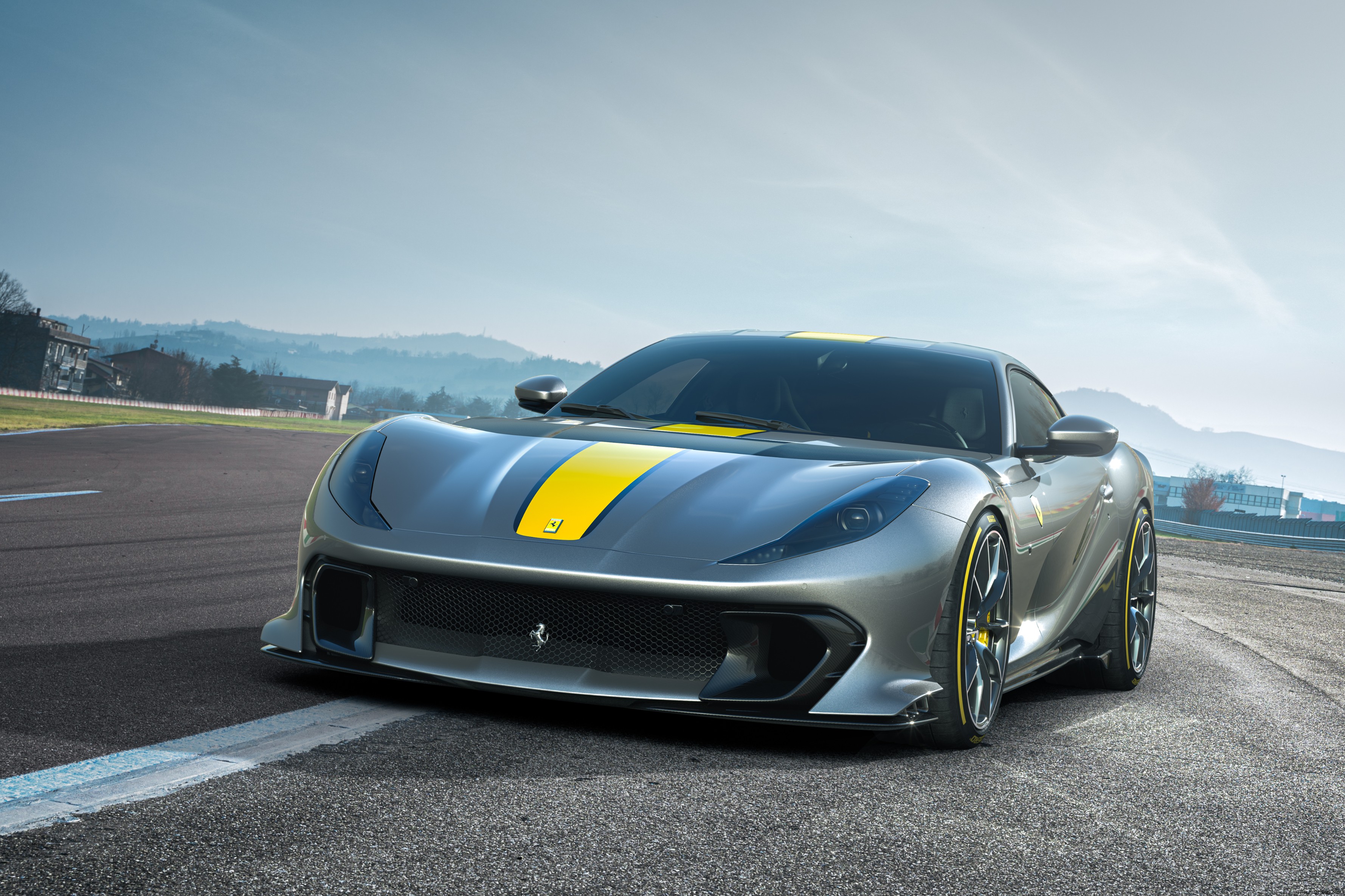 Ferrari 812 Competizione: Carbon Fiber‑Driven Performance Unveiled
