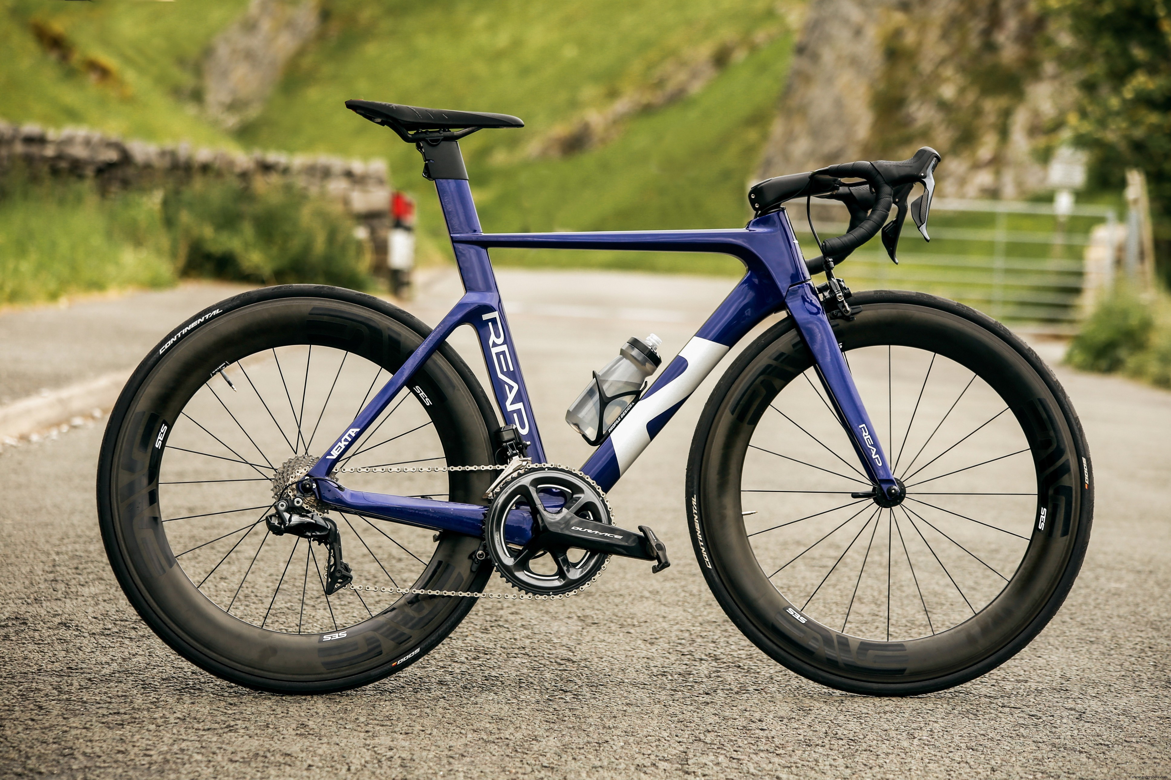 Kamm Projects Launches Next-Gen Vekta Carbon Fiber Aero-Road Bike