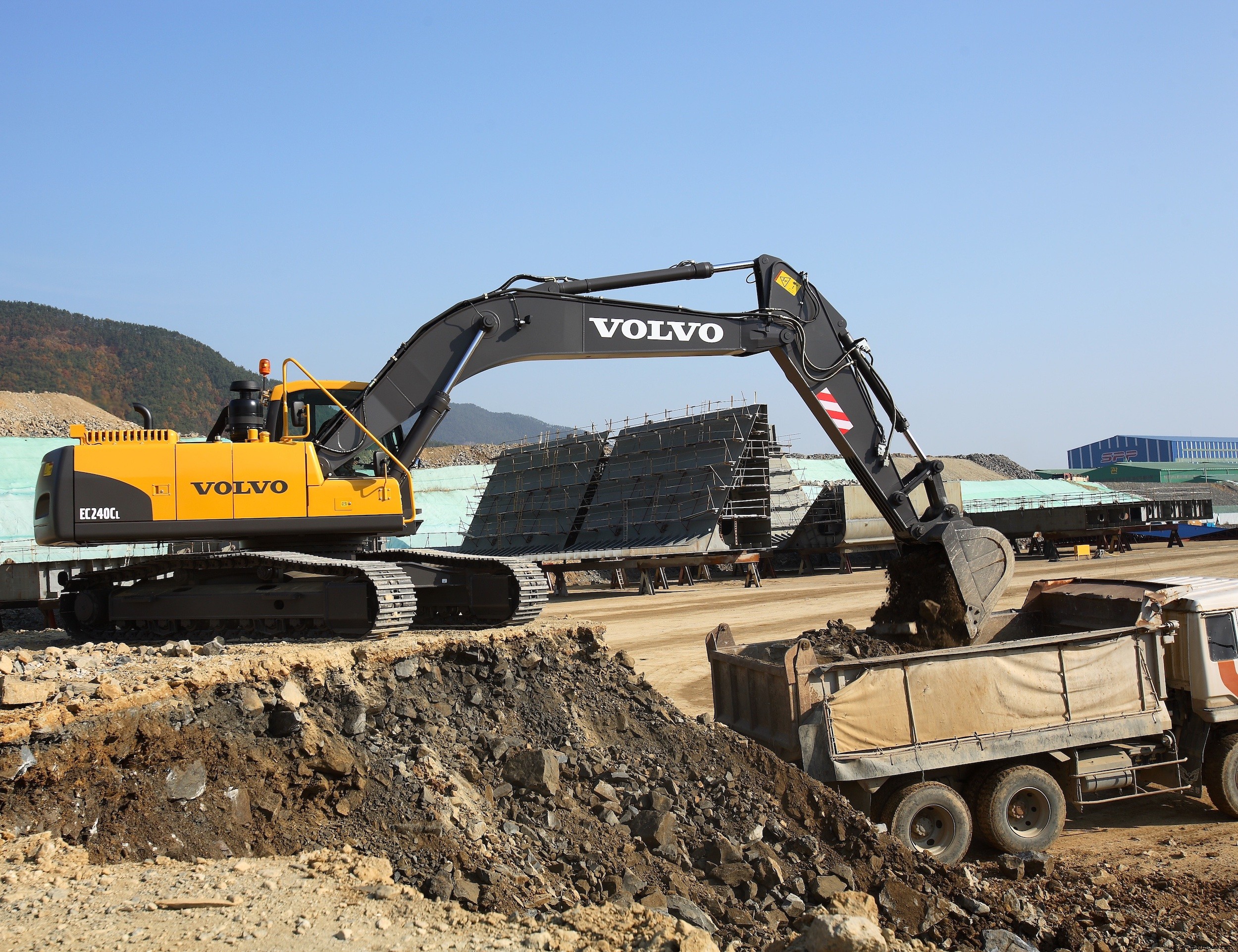 Four Proven Strategies to Cut Operating Costs in Earthmoving and Mining