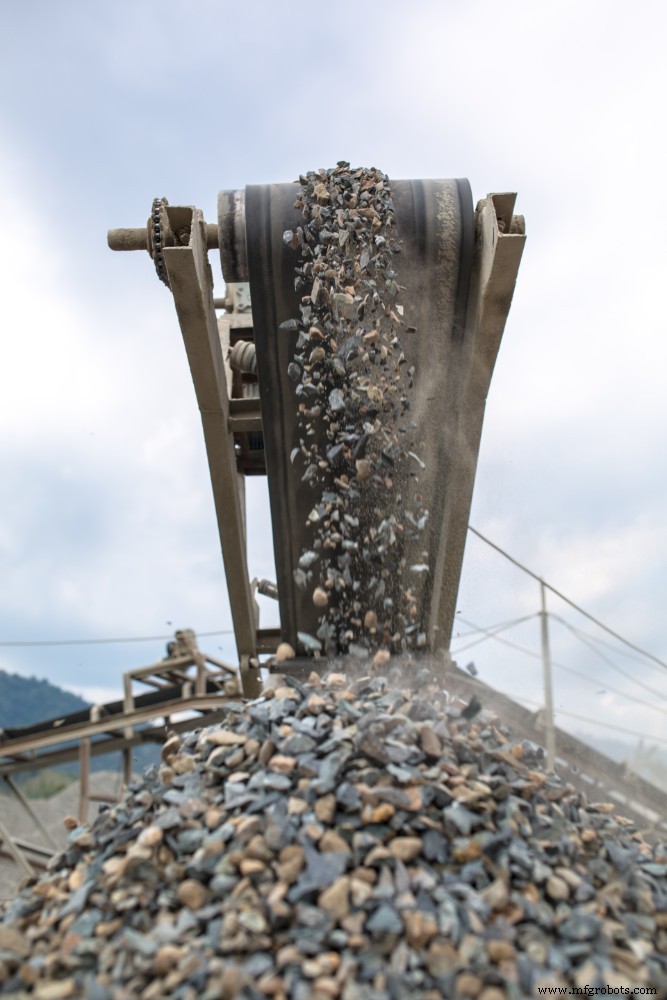 Why Manufacturers Prefer Polyurethane Blades for Conveyor Belt Cleaning