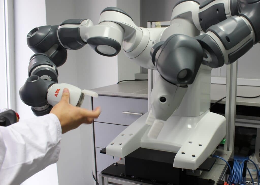 How Collaborative Robotics is Revolutionizing Industry: Benefits, Trends, and Key Applications