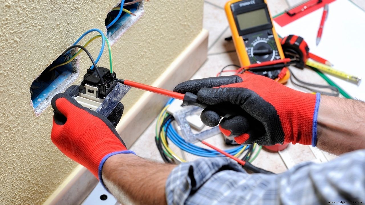 Hiring an Electrician in 2022: Expert Tips for Finding the Right Professional