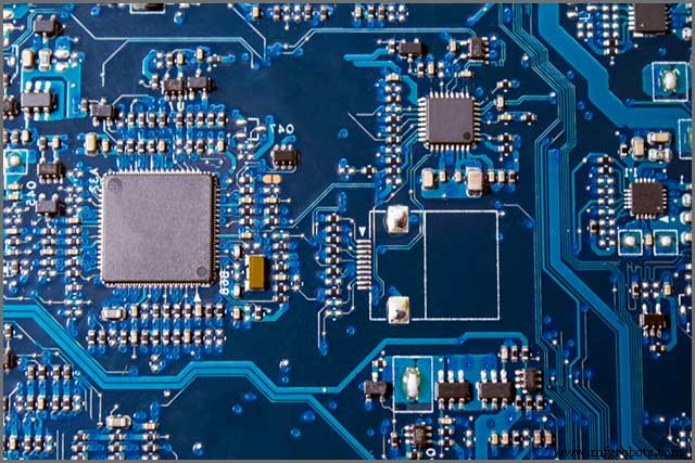 Top 5 Flight Controllers for FPV & Racing Drones – Expert Picks