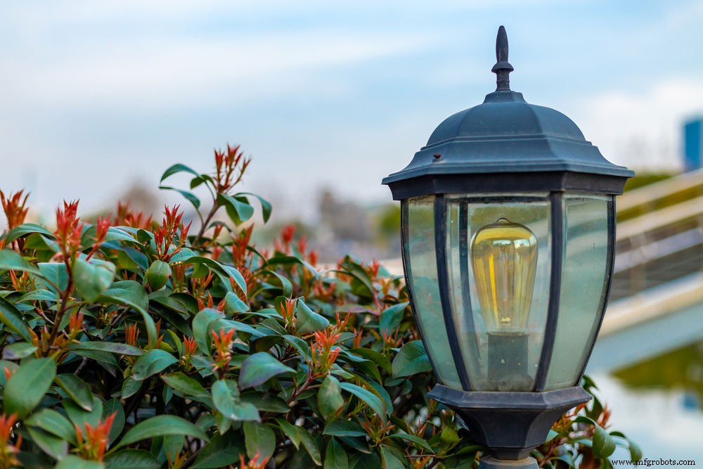 LM393 Comparator Overview: Pinout, Features, Applications & Operation