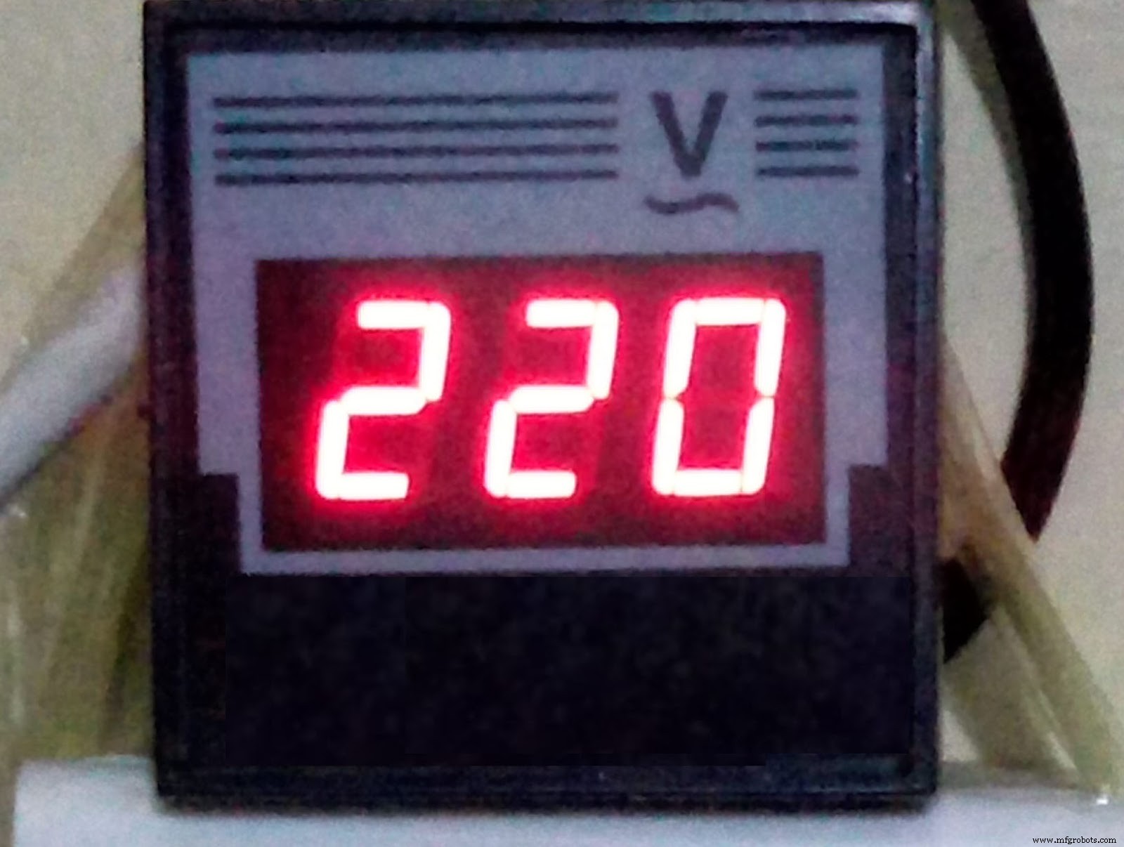 Build a Reliable LED Voltage Indicator: 4 Simple DIY Projects