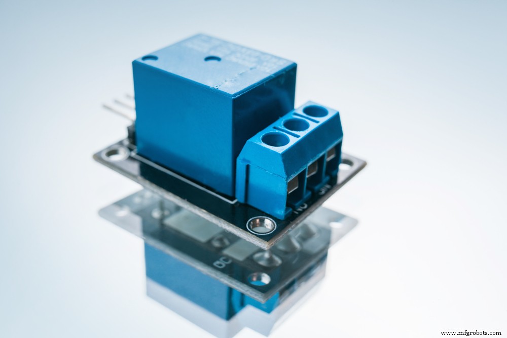 Double-Throw Relay Explained: How It Works, Circuit Diagrams, and Practical Applications
