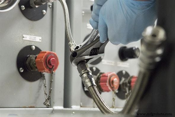 When to Replace Hydraulic Hoses: Expert Signs & Timelines