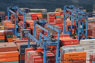 Custom Shipping Containers: Tailored Solutions for Auto Manufacturers & Suppliers