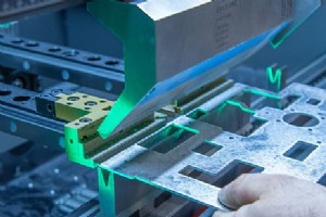 如何以及何时向钣金零件添加折弯止裂槽