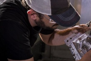 注塑成型：铝与钢模具