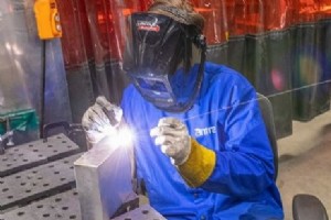 Pengelasan vs. Pengelingan:Memadukan Bagian Lembaran Logam