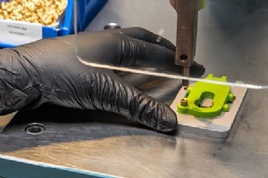 带热熔和超声波焊接的螺纹嵌件