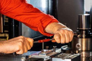 Sind kollaborative Roboter die neuen Must-Haves für das Stanzen und Stanzen von Metall?