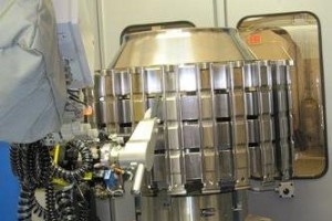 Übergabe an die robotergesteuerte Teileentgratung