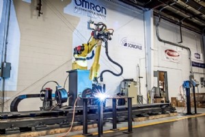 自動車部品を改善する溶接ロボット