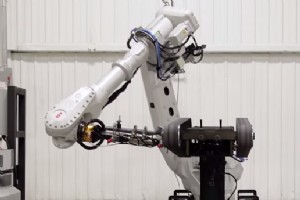 バリ取りロボットによる溶接線の除去