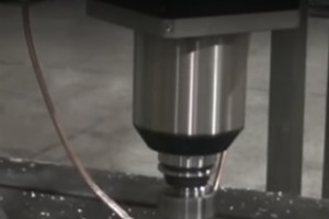 KUKA 除去ロボットがプラスチック産業のエッジを除去