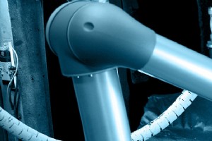 射出成形ユニバーサル ロボットが正確なハンドリングと短期間の製造を実現