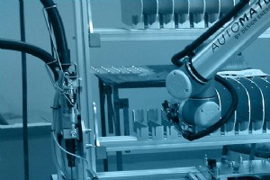 ユニバーサル ロボットでプラスチックおよびポリマー生産の価値と安全性を高める