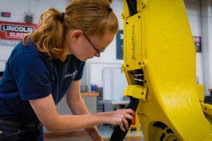 産業用ロボットの定期保守と予防保守の重要性