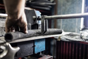 新しいホース アセンブリをクリーニングする必要があるのはなぜですか?