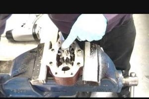 油圧ポンプの回転を変更できますか?