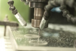 亚克力与聚碳酸酯加工：主要区别和选择正确的材料 