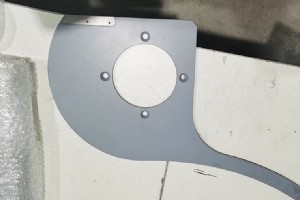 テフロンコーティングされた自動治具で加工精度を向上 