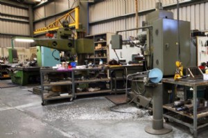 使用 Huron 机器进行专家手动铣削 – Aerospec Engineering 的精密服务 