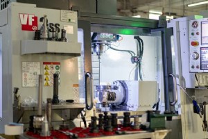 CNC 与手动加工：根据您的制造需求选择正确的工艺 