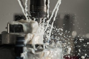 选择正确的 CNC 冷却液：类型、用途和最佳实践 