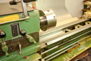 最高のパフォーマンスを実現するための必須の金属旋盤ツールとアクセサリ 