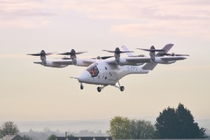 垂直航空宇宙産業が本格的なティルトローター eVTOL による歴史的な双方向操縦移行飛行を完了 