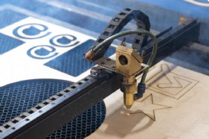 Le guide ultime de la gravure et de la découpe laser sur bois 