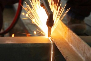 プラズマ vs レーザー切断:専門家の比較と意思決定ガイド 