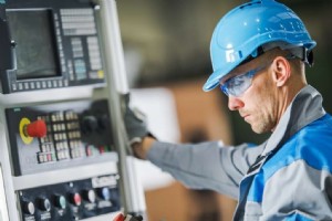 CNC オペレーターの役割:製造における精度と効率の向上 