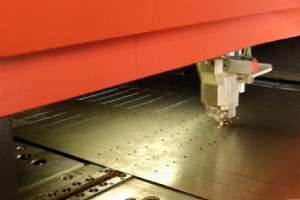 CNC とレーザー切断:精密製造のための究極の意思決定ガイド 