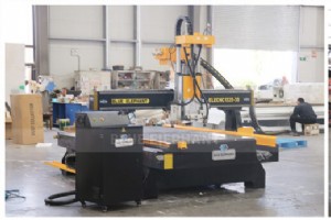 1325 回転装置付き 3 スピンドル CNC ルーター – カナダに出荷される高級木工機械 