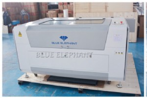 効率的な1390CO₂レーザーマシンがオランダのロッテルダム港に納入予定 