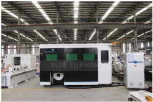 高性能1530STファイバーレーザー切断機をルーマニアに納入 