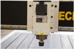 木材切断用のカスタム 9018 CNC ルーター – 大阪に納入 