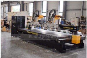 8 つのロータリーユニットを備えたマルチヘッド 3715 CNC 木工機械をリトアニアのレペダに納入 